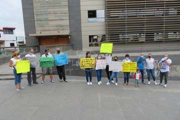 Concentración a las puertas de los juzgados de Telde por una ley antiokupas/TA.
